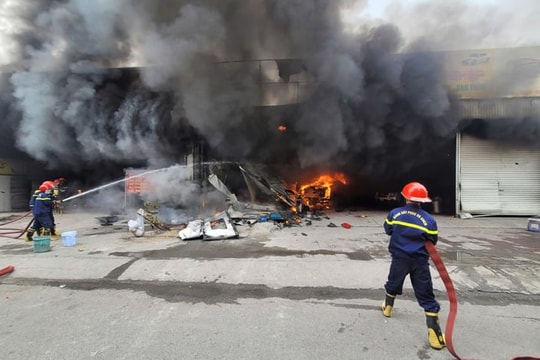 Cháy lớn cơ sở mua bán, trao đổi ô tô cũ ở Quảng Ninh