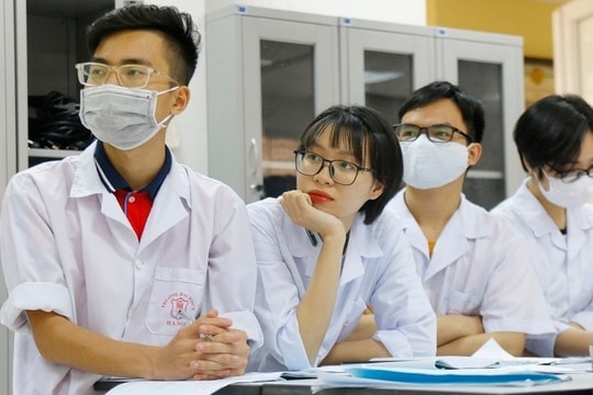Đề xuất miễn học phí cho sinh viên trường Y