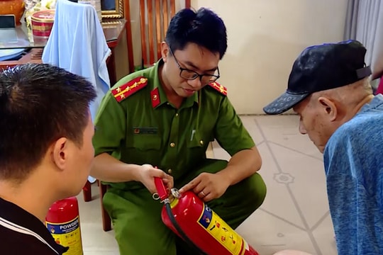 Hà Nội: Trao tặng bình chữa cháy đến người dân có hoàn cảnh khó khăn