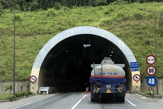 Không vận chuyển thuốc nổ, khí đốt, xăng, dầu qua các công trình hầm dài từ 100 m trở lên