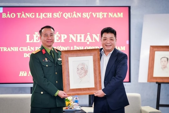 Báo Nhân Dân trao tặng bộ tranh các vị tướng tài danh cho Bảo tàng Lịch sử Quân sự Việt Nam