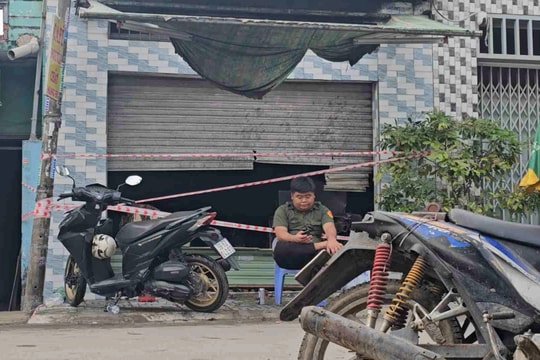 Người dân dùng búa đập tường, giải cứu 2 cha con mắc kẹt trong đám cháy ở TP HCM