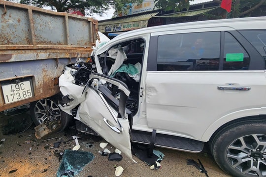 Lâm Đồng: Xe 7 chỗ biến dạng sau va chạm với xe tải, 4 người nhập viện