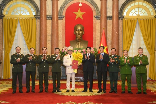 Chủ tịch nước trao quyết định thăng cấp bậc hàm Thượng tướng đối với đồng chí Lê Quốc Hùng