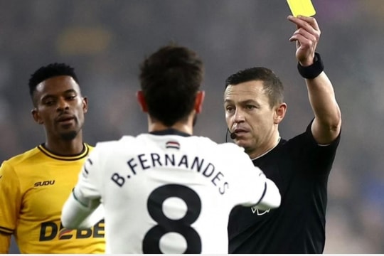 Bruno dính thẻ đỏ, Man Utd thua bạc nhược trước Wolves