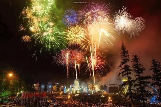 Lào Cai: Khu du lịch quốc gia Sa Pa bắn pháo hoa chào đón năm mới 2025