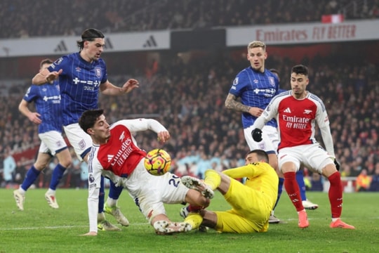 Thắng Ipswich Town, Arsenal chiếm vị trí thứ 2 của Chelsea