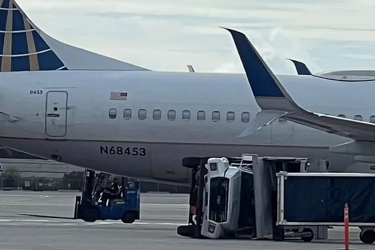 Máy bay đâm xe tải lật úp trên đường băng