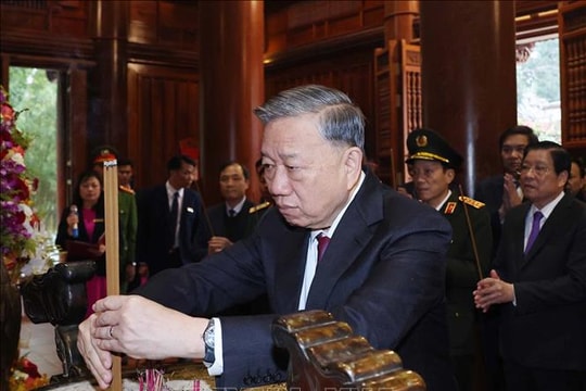 Tổng Bí thư Tô Lâm dâng hương tưởng niệm Chủ tịch Hồ Chí Minh tại Nghệ An