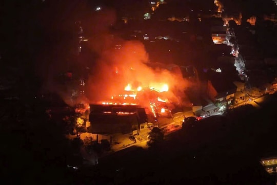 Hà Nội: Cháy lớn tại nhiều nhà xưởng gỗ làng mộc xã Liên Hà