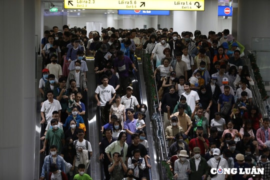 TP HCM: Đông nghịt khách đổ về trải nghiệm Metro số 1 ngày cuối tuần