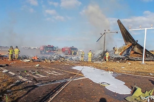 Nhân chứng kể về tia lửa trong động cơ và loạt tiếng nổ trước khi máy bay rơi ở Hàn Quốc