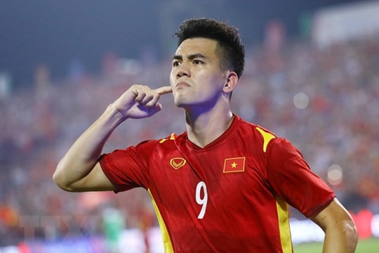 Tiến Linh vượt Kiatisak về số bàn thắng tại AFF Cup