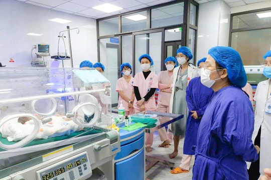 Gia Lai: Cứu sống bé trai người Campuchia sinh non bị nhiễm trùng huyết, viêm ruột hoại tử