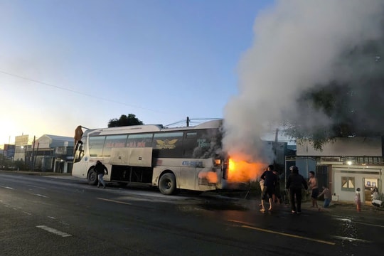 Gia Lai: Xe khách giường nằm đang lưu thông trên Quốc lộ 14 bất ngờ bốc cháy