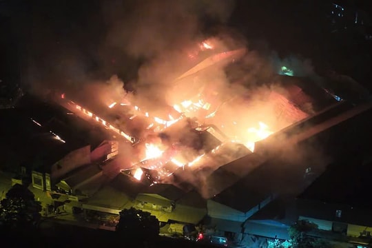 10 nhà xưởng bị thiêu rụi trong vụ cháy ở làng nghề gỗ Liên Hà