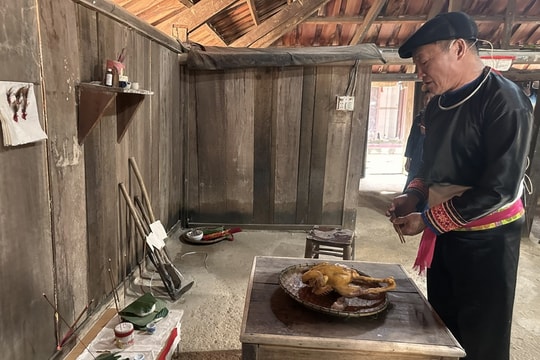 Đồng bào Mông tái hiện tết Nào Pê Chầu tại Làng Văn hóa