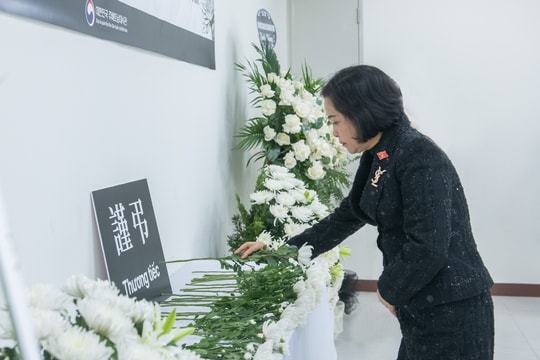 Phó Chủ tịch Quốc hội Nguyễn Thị Thanh ghi sổ tang và chia buồn tại Đại sứ quán Hàn Quốc