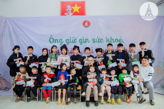 Hình ảnh các thầy cô giáo nổi bật, truyền cảm hứng nhất trên mạng xã hội năm 2024