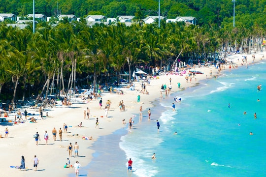 Cứ 5 phút lại có chuyến bay hạ cánh, du lịch Phú Quốc vào mùa bội thu