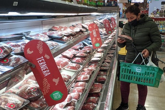 Lạm phát giảm, nghèo đói tăng ở Argentina