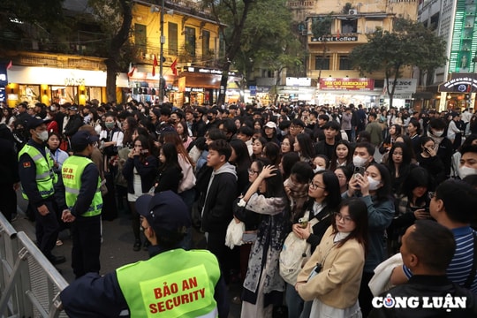 Giới trẻ 'đổ bộ' về Hồ Gươm trước thềm Countdown chào năm mới 2025