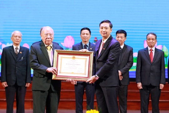 Nguyên Tổng Biên tập Báo Bắc Giang được trao tặng Huân chương Lao động hạng Ba