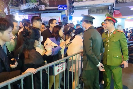 Triển khai hơn 30 chốt đảm bảo ANTT đêm Countdown tại hồ Gươm