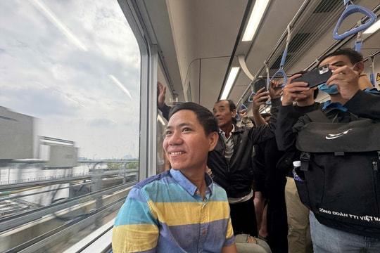 Người dân TP HCM thích thú trải nghiệm phương tiện công cộng dịp Tết Dương lịch 2025