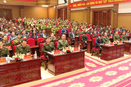 Tặng Cờ đơn vị dẫn đầu trong phong trào thi đua Vì ANTQ năm 2024 cho Công an tỉnh Ninh Bình