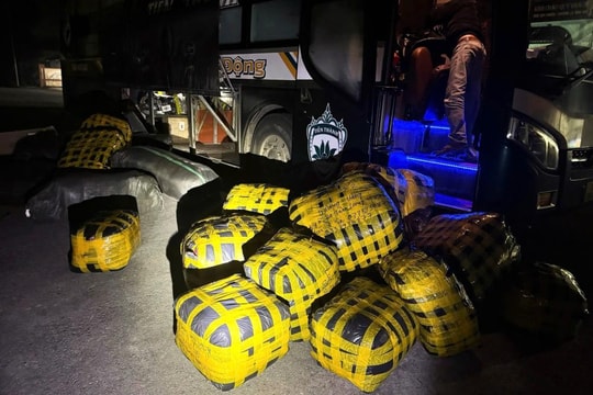 Phát hiện lô hàng quần áo 'lậu' trên xe khách từ Hà Nội vào Quảng Trị tiêu thụ