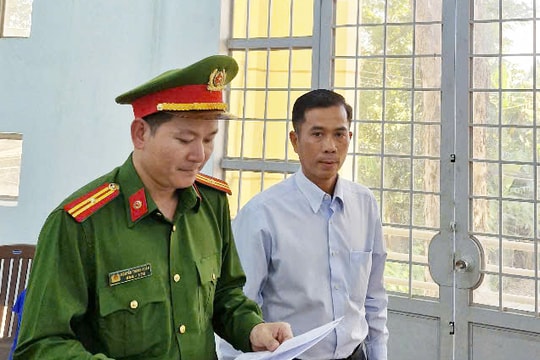 Khởi tố nguyên giám đốc chỉ đạo miễn tiền dịch vụ địa chính cho mình và người quen