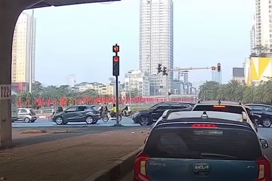 Đèn tín hiệu "đang xanh bất ngờ đỏ", Cục CSGT nêu hướng xử lý