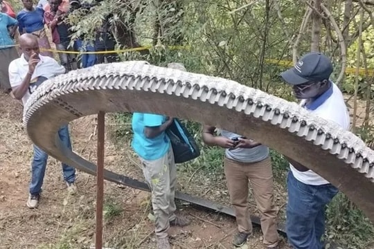 Vật thể đỏ rực nặng 500 kg rơi từ trên trời xuống Kenya