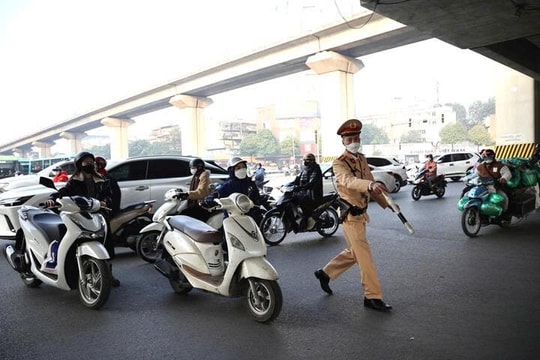 CSGT Hà Nội xử phạt 62 tài xế vượt đèn đỏ sau 1 ngày áp dụng mức tăng nặng