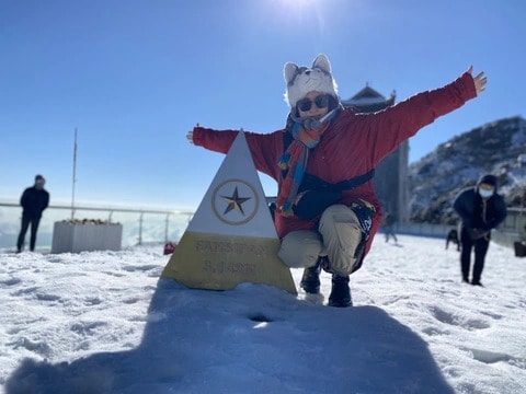 Đỉnh Fansipan phủ băng giá 4 ngày liên tiếp, du khách nườm nượp đổ về Sa Pa