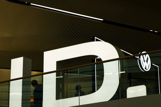 Cổ phiếu Stellantis, Volkswagen tụt hạng sau khi mất trợ cấp xe điện tại Hoa Kỳ