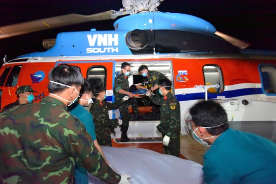 Trực thăng xuyên đêm đưa quân nhân từ đảo An Bang về đất liền cấp cứu