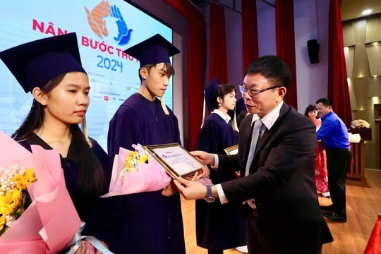 Báo Tiền phong trao học bổng 'Nâng bước thủ khoa' cho 95 sinh viên