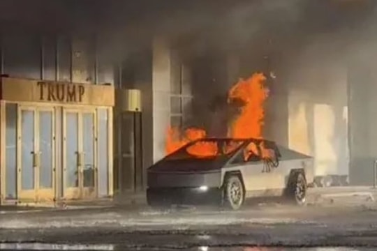 Cựu lính Mỹ kích nổ Cybertruck để 'cảnh tỉnh nước Mỹ' về 'sự sụp đổ'