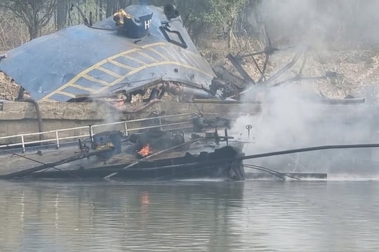 Tàu chở dầu bất ngờ phát nổ và bốc cháy ngùn ngụt, 3 người bị thương