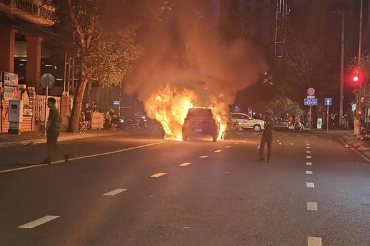 Xe ô tô cháy dữ dội trên đường trung tâm TP HCM