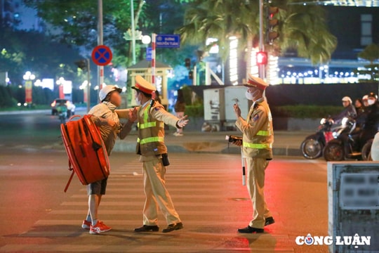 Xác định "bỏ xe", người đàn ông không chấp hành thổi nồng độ cồn, xách ba lô đi về