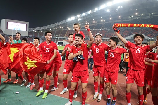 Hà Nội tặng thưởng 2 tỷ đồng cho Đội tuyển bóng đá Việt Nam