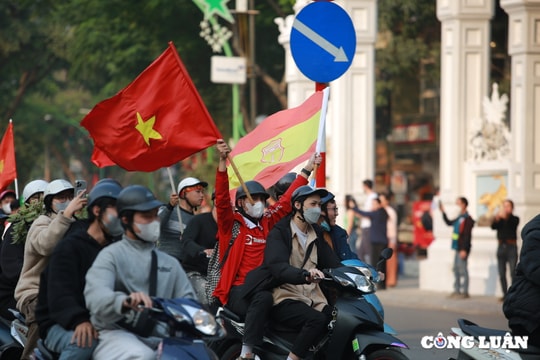 Người hâm mộ chào đón đội tuyển Việt Nam về nước cùng cúp vô địch ASEAN Cup 2024