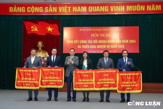 Hội Nhà báo Việt Nam nhận cờ thi đua dành cho tập thể dẫn đầu trong công tác đối ngoại nhân dân