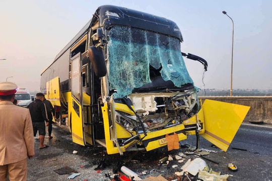 Ninh Bình: Xe khách giường nằm va chạm với xe đầu kéo trên cao tốc, 16 người bị thương