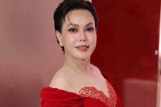 Diễn viên Việt Hương tặng 80 triệu đồng động viên cầu thủ Xuân Son