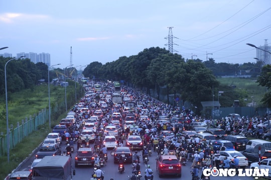 Hà Nội: Phương tiện lưu thông một chiều trên đường gom Đại lộ Thăng Long