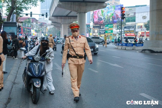 Hà Nội: Xử phạt hơn 220 trường hợp vượt đèn đỏ trong 7 ngày